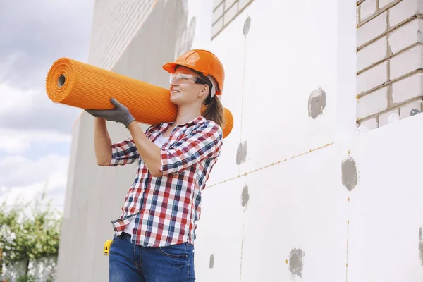Woman Worker Rolls Reinforcing Fiberglass Insulation House Polyfoam Board Facade — Stock Photo, Image
