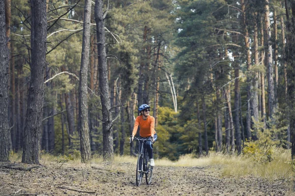 Glad Kvinnesyklist Hjelm Rir Skogen Terrengsykkel Eventyrreiser – stockfoto