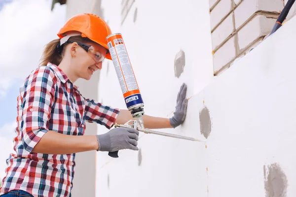 Insulation House Polyfoam Woman Worker Foaming Joints Polystyrene Board Facade — Stock Photo, Image