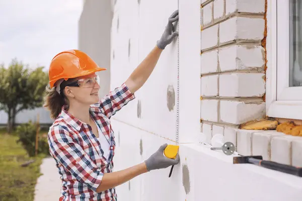 Insulation House Polyfoam Woman Worker Checking Construction Level Accuracy Installation — Stock Photo, Image