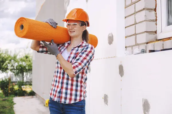 Woman Worker Rolls Reinforcing Fiberglass Insulation House Polyfoam Board Facade — Stock Photo, Image