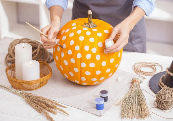 Vrouw Schort Schilderen Halloween Pompoen Aan Houten Tafel Het Voorbereiden — Stockfoto