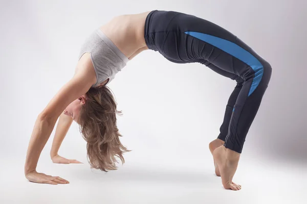 Mujer Joven Haciendo Yoga Estudio Foto — Foto de Stock