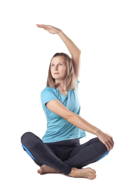 Ung Kvinna Som Gör Yoga Studiofoto — Stockfoto