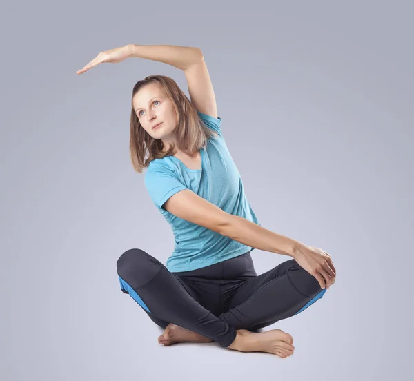 Giovane Donna Che Yoga Studio Foto — Foto Stock