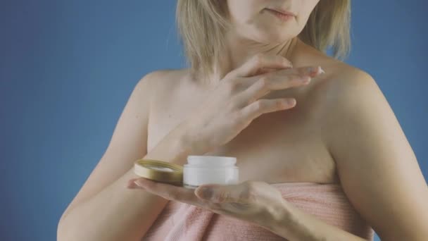 Mujer Una Toalla Sobre Fondo Azul Aplica Crema Noche Piel Clip De Vídeo