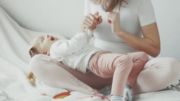 Maman Joue Aux Chatouilles Avec Petite Fille Lumière Vidéo Vidéo De Stock