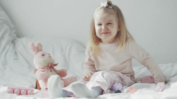 Mała Dziewczynka Siedząca Łóżku Zabawkami Płacząca Wideo Wideo Stockowe bez tantiem