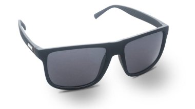 Kırpma yolu ile beyaz üzerine izole klasik güneş gözlüğü