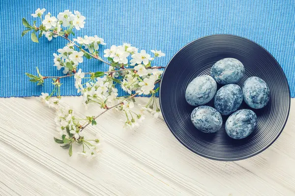Paasblauwe Marmeren Eieren Een Zwart Bord Met Kersenbloem Witte Houten — Stockfoto