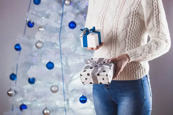 Onherkenbare Vrouw Witte Trui Jeans Voor Kerstboom Met Cadeau Rechtenvrije Stockafbeeldingen
