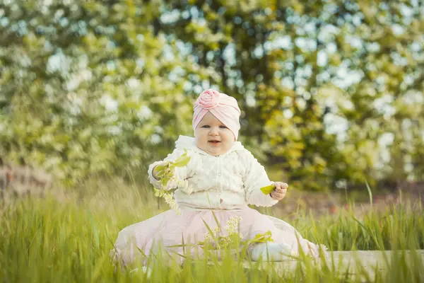 Çiçekli Bir Bahar Çayırında Küçük Bir Kız Stok Fotoğraf
