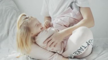 Anne küçük kızıyla gıdıklanıyor. hafif video