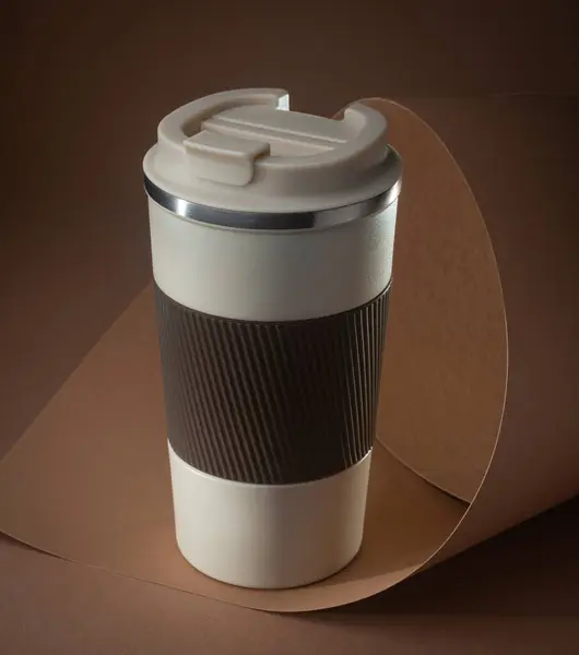 Kahverengi Arka Planda Çay Kahve Için Termos Fincanı Sıcak Içecek Stok Resim