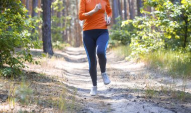 Ormanda koşan kadın sporcu. Ayaklar, alt görünüm