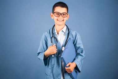 Steteskopu olan esmer doktor bir doktor. Stüdyo fotoğrafı.