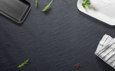 Mutfakta ya da kasapta yukarıdan gelen çeşitli yiyecekler var.