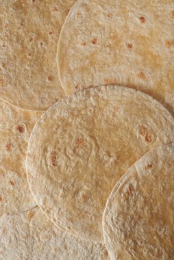 Yukarıdan gelen buğday ya da mısırdan yapılmış Meksika tortillaları