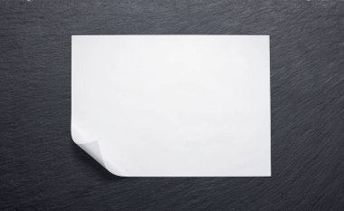 Katlanmış köşeli kasap kağıdı yukarıdaki tahtaya karşı.