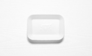 Beyaz köpük tepsisine karşı beyaz tahta tepsi