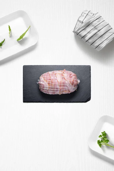 Carne Res Roti Con Tocino Una Cocina Con Algunas Hierbas — Foto de Stock