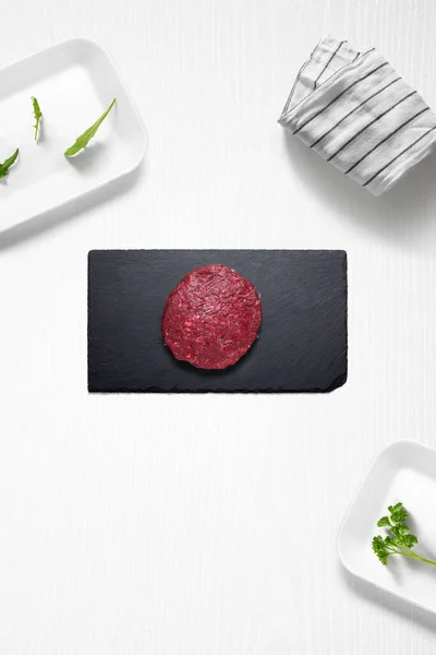 Carne Burguesa Una Cocina Con Algunas Hierbas Arriba — Foto de Stock
