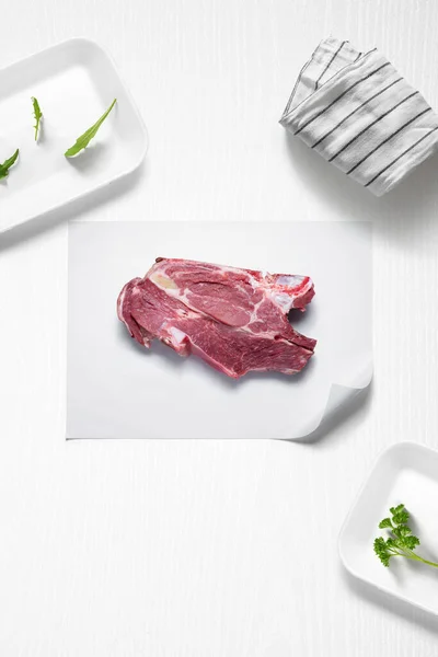 Jarretera Carne Una Cocina Con Algunas Hierbas Arriba — Foto de Stock