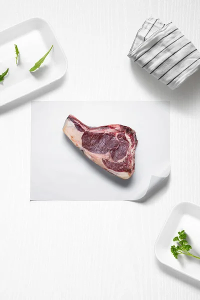 Carne Res Una Cocina Con Algunas Hierbas Arriba — Foto de Stock