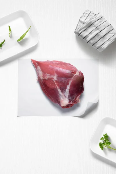 Trozo Carne Res Entera Una Cocina Con Algunas Hierbas Arriba — Foto de Stock