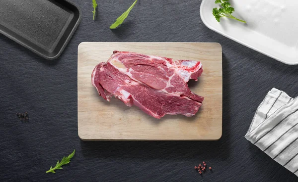 Jarretera Carne Res Una Cocina Plana Con Varios Artículos Arriba — Foto de Stock