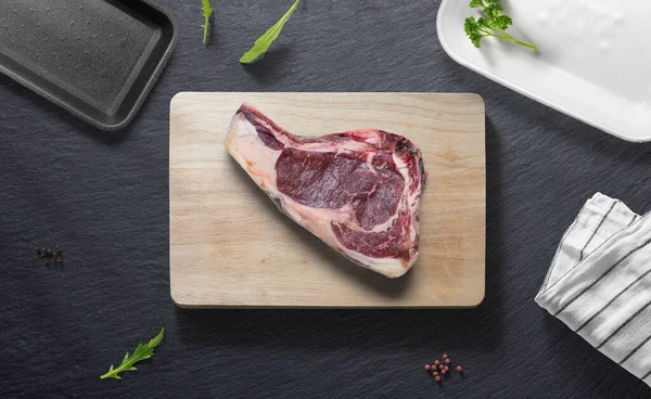 Filete Carne Res Sobre Tendido Plano Cocina Con Los Objetos — Foto de Stock