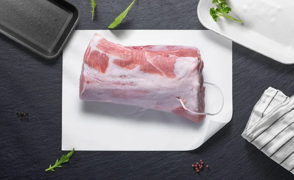 Lomo Cerdo Sobre Tendido Plano Cocina Con Los Objetos Distintos — Foto de Stock