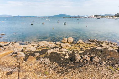 Galiçya, İspanya 'da küçük balıkçı tekneleri olan Rocky sahili.