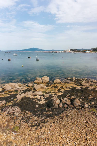Rocky Shore Con Piccole Barche Pesca Galizia Spagna — Foto Stock