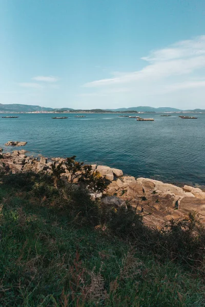 Felsige Küste Mit Kleinen Fischerbooten Galicien Spanien — Stockfoto