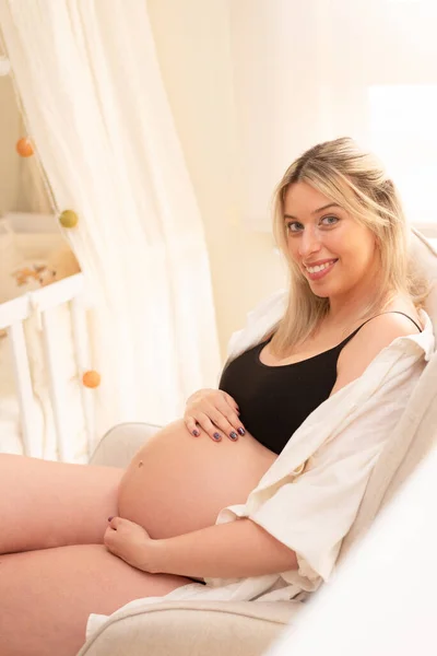 Mujer Embarazada Joven Iluminación Estudio Celebrando Primer Hijo —  Fotos de Stock