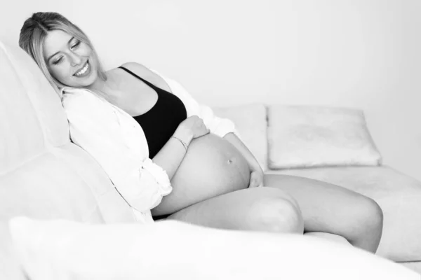 若いです妊娠中の女性でスタジオ照明お祝い彼女の最初の子 — ストック写真