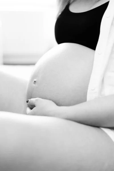 Молодая Беременная Женщина Студии Освещения Празднования Своего Первого Ребенка — стоковое фото