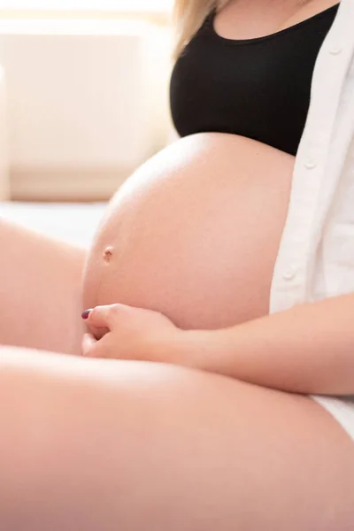 Stüdyoda Ilk Çocuğunu Kutlayan Hamile Bir Kadın — Stok fotoğraf