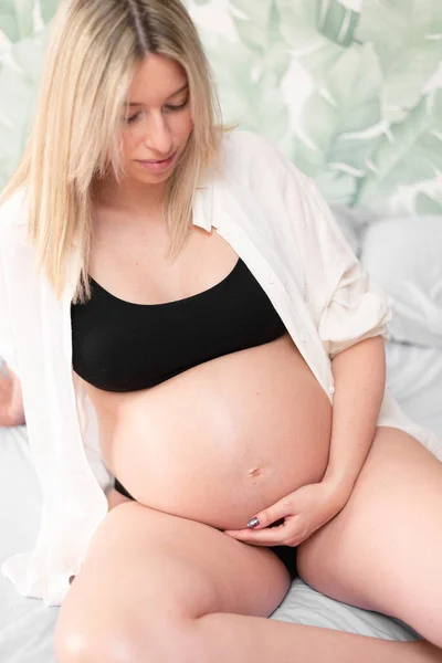 Молодая Беременная Женщина Студии Освещения Празднования Своего Первого Ребенка — стоковое фото