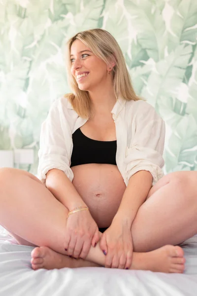 Jong Zwanger Vrouw Studio Verlichting Vieren Haar Eerste Kind — Stockfoto