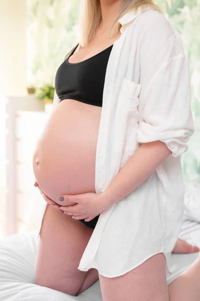 Mujer Embarazada Joven Iluminación Estudio Celebrando Primer Hijo —  Fotos de Stock