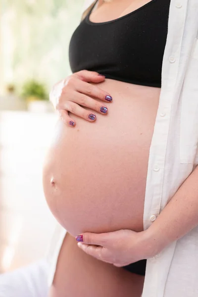 Mujer Embarazada Joven Iluminación Estudio Celebrando Primer Hijo — Foto de Stock