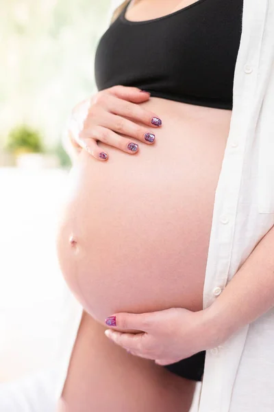 Stüdyoda Ilk Çocuğunu Kutlayan Hamile Bir Kadın — Stok fotoğraf