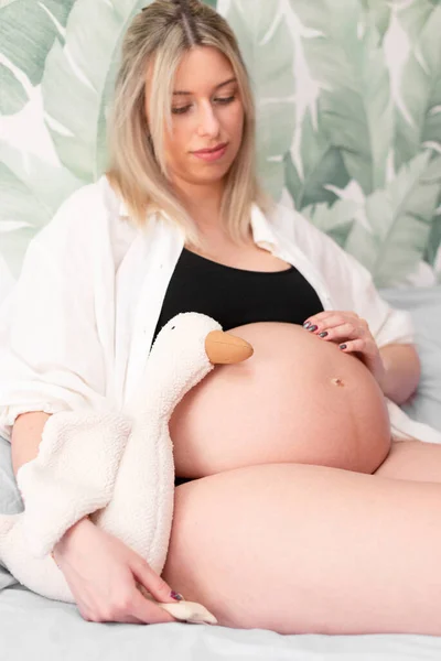 若いです妊娠中の女性でスタジオ照明お祝い彼女の最初の子 — ストック写真