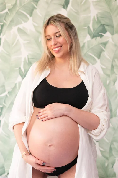 Νεαρή Έγκυος Γυναίκα Στούντιο Φωτισμού Γιορτάζει Πρώτο Της Παιδί — Φωτογραφία Αρχείου