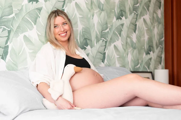 Junge Schwangere Frau Studio Feiert Ihr Erstes Kind — Stockfoto