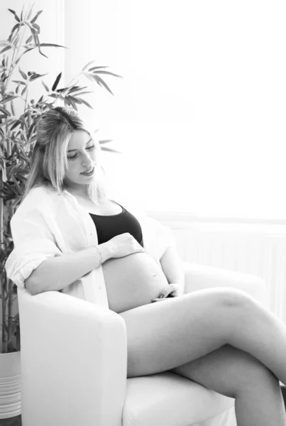 Νεαρή Έγκυος Γυναίκα Στούντιο Φωτισμού Γιορτάζει Πρώτο Της Παιδί — Φωτογραφία Αρχείου