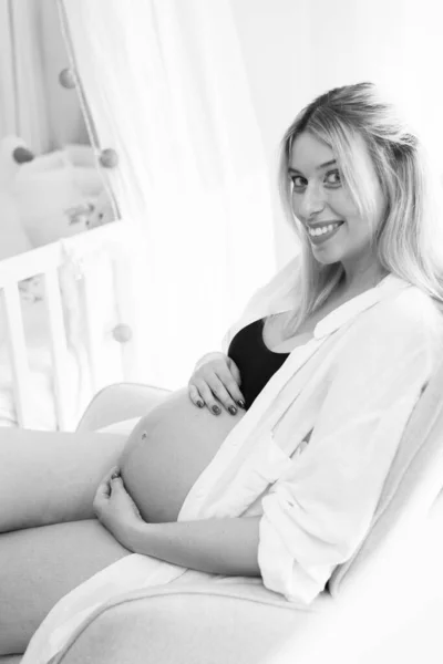 Młoda Kobieta Ciąży Studio Oświetlenie Świętuje Swoje Pierwsze Dziecko — Zdjęcie stockowe