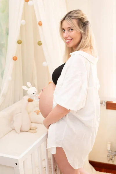 Młoda Kobieta Ciąży Studio Oświetlenie Świętuje Swoje Pierwsze Dziecko — Zdjęcie stockowe